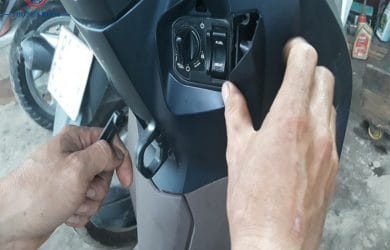 Mở cốp xe Lead bằng chìa khóa Smartkey