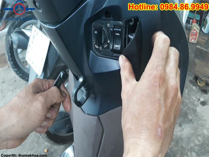 Mở cốp xe Lead bằng chìa khóa Smartkey