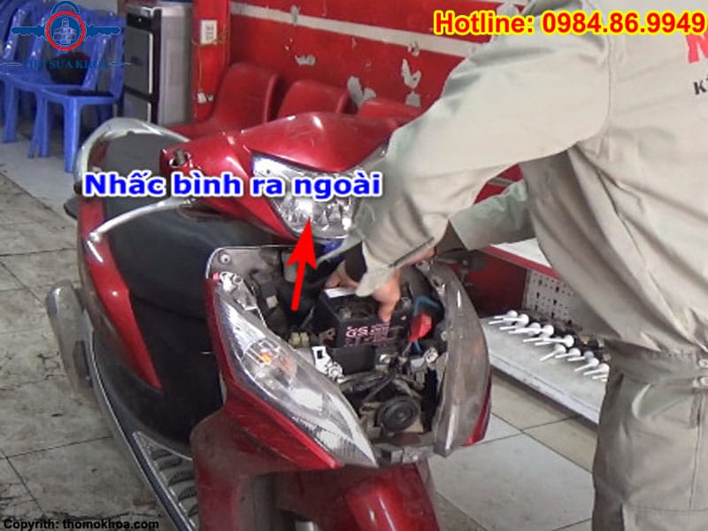 Thợ thay bình ắc quy cho xe Vision