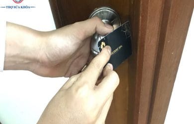 Mở khóa cửa vặn bằng thẻ nhựa