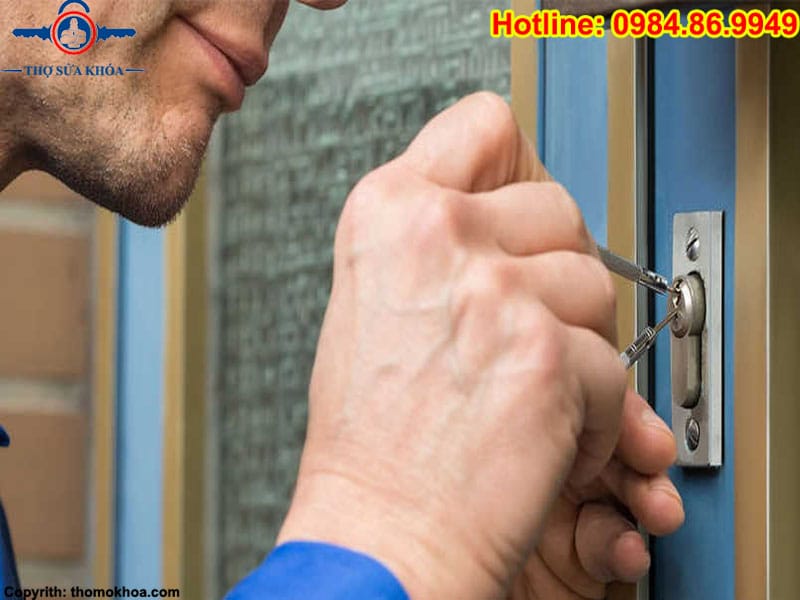 Thợ mở khóa cửa tại nhà bằng dụng cụ chuyên dụng an toàn 100%