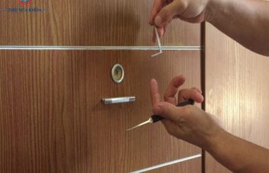 Thở tới nhà mở khóa tủ cho khách khi khách bị mất hết chìa khóa.