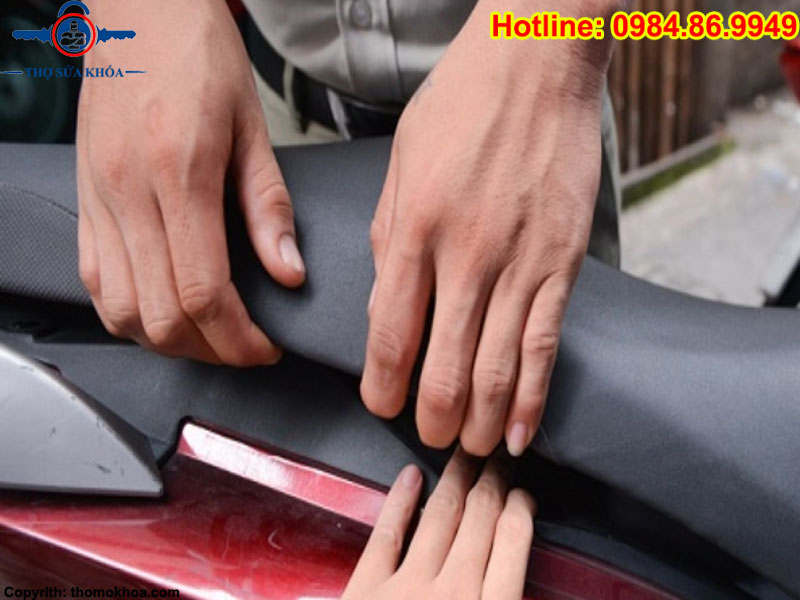 Mở cốp xe Airblade bằng tay khi nhờ người khác trợ giúp