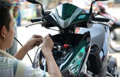 Tháo mặt nạ xe Air Blade để mở cốp