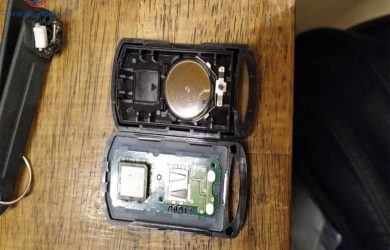 Cách thay pin chìa khóa xe Janus