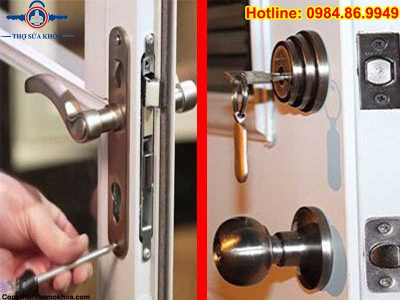 Thợ tới nhà làm lại khóa cửa tay gạt cho khách hàng.