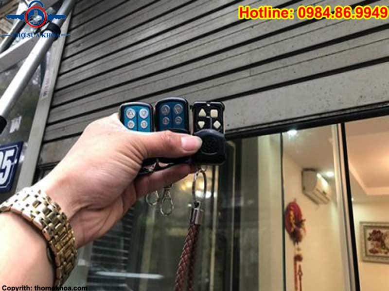 Thợ kiểm tra cửa cuốn tại nhà