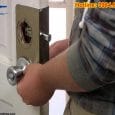 Thợ thay bản lề khóa cửa tay nắm tròn