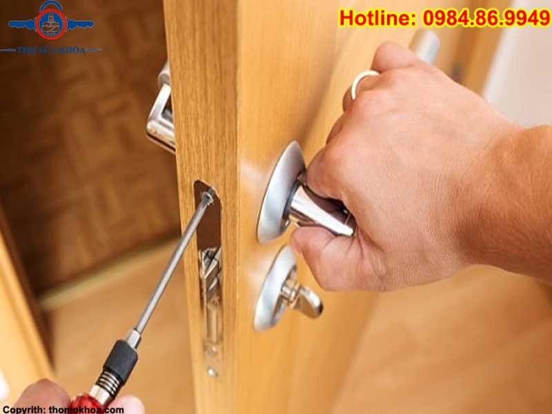 Thợ thay khóa tay gạt theo yêu cầu của khách hàng.