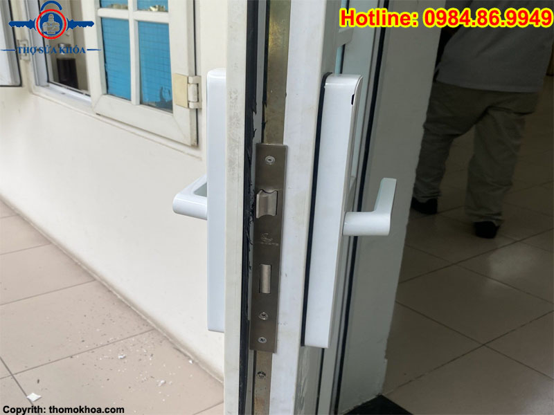 Lắp khóa cửa vân tay
