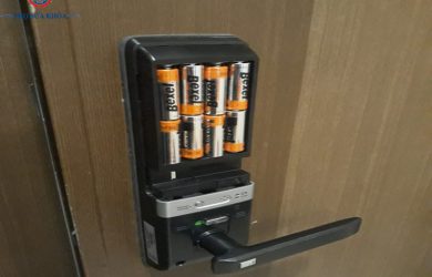 Vị trí của Pin khóa cửa vân tay