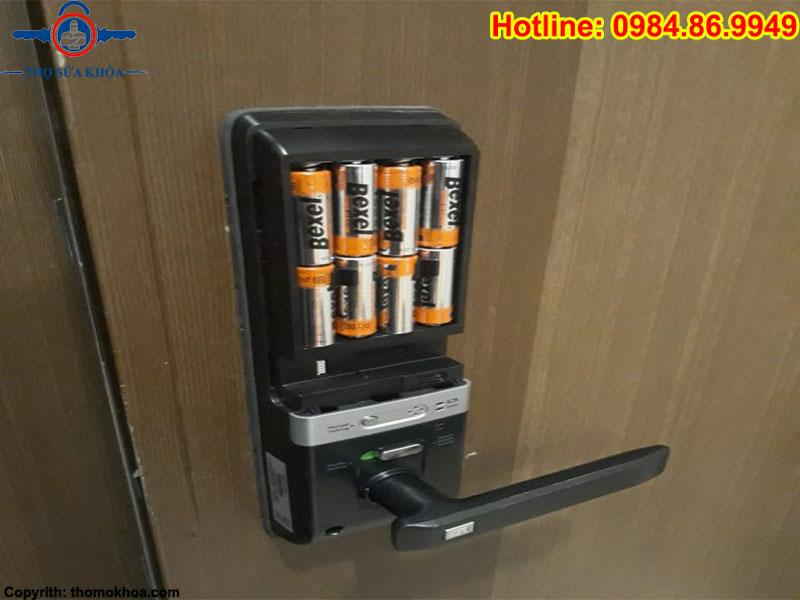 Chi Tiết Cách Thay Pin Khóa Cửa Vân Tay tại nhà nhanh chóng Dễ Hiểu 100%
