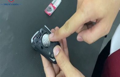 Cách thay Pin chìa khóa xe Vinfast