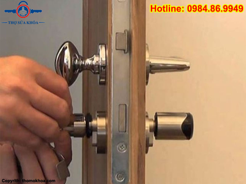 Cách Lắp Khóa Cửa Gỗ