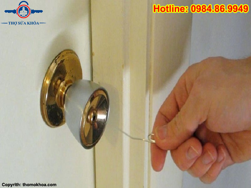 Cách Mở Khóa Cửa Vặn Khi Mất Chìa