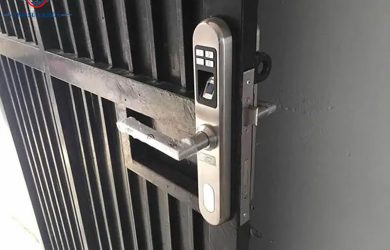 Lắp Khóa Vân Tay Cho Cổng Sắt