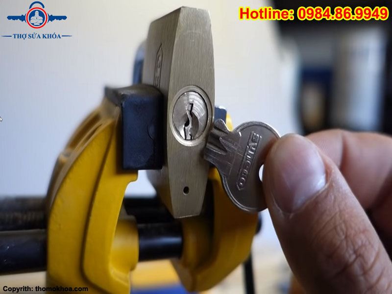 Cách Lấy Chìa Khóa Bị Gãy Ra Khỏi Ổ Khóa