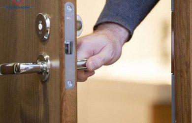 Cách Mở Khóa Cửa Tay Gạt