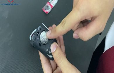 Cách Thay Pin Chìa Khóa Ô Tô VinFast