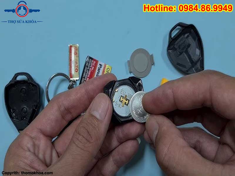 Cách Thay Pin Chìa Khóa Xe Toyota Vios