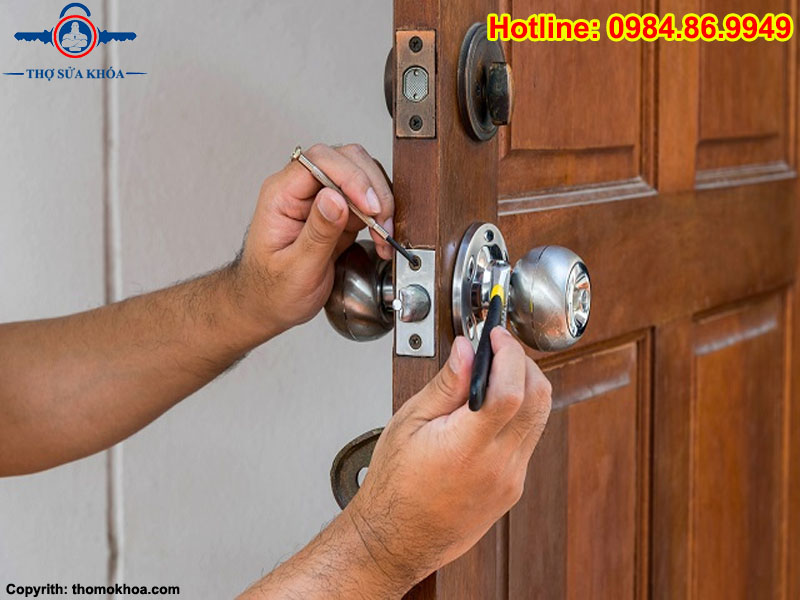Cách Lắp Khóa Cửa Tay Nắm Tròn