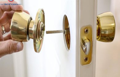 Cách Phá Khóa Cửa Tay Nắm Tròn Bị Kẹt