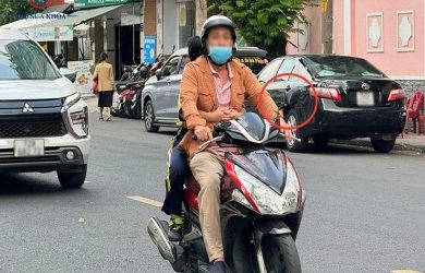 Đi Xe Máy 1 Gương Có Bị Phạt Không?