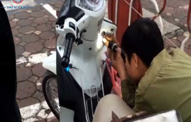 Khóa Cổ Xe Máy Bị Kẹt