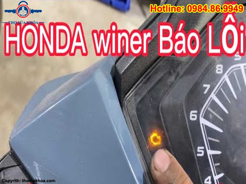 Xe Winner Nhấp Nháy Đèn Vàng