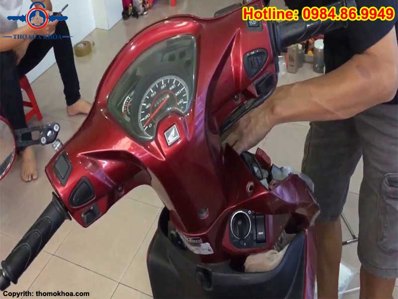 Xe Vision Bị Khóa Cổ Không Mở Được