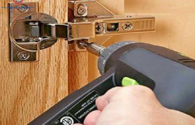 Cách Siết Chặt Bản Lề Để Khắc Phục Cửa Gỗ Bị Xệ
