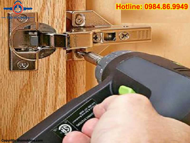 Cách Siết Chặt Bản Lề Để Khắc Phục Cửa Gỗ Bị Xệ