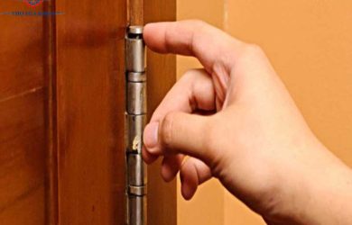 Thay Bản Lề Cửa Gỗ Bị Xệ Đúng Cách