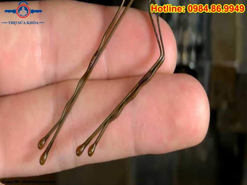 Mở Khóa Cửa Gỗ Bằng Kẹp Tóc