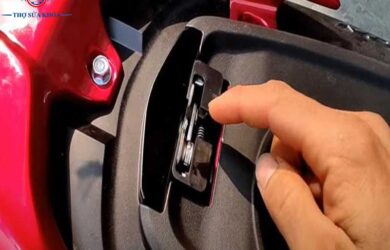 Chìa Khóa Bị Kẹt Trong Cốp Xe