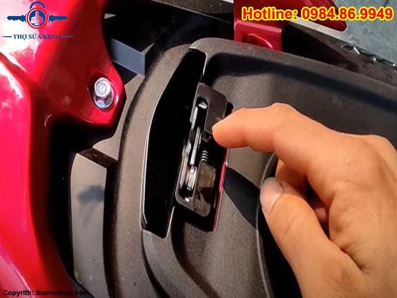 Chìa Khóa Bị Kẹt Trong Cốp Xe
