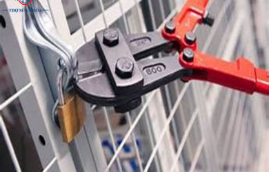 Dùng Kìm Cộng Lực Cắt Khóa Đĩa