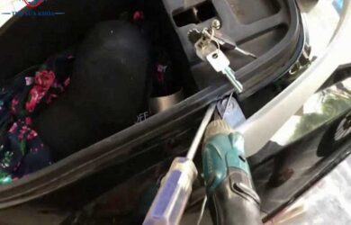 Mở Cốp Xe Máy Khi Chìa Khóa Vẫn Cắm Ở Ổ Khóa