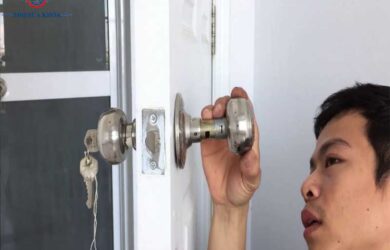 Mở Khóa Cửa Sổ Bị Kẹt Chốt Hoặc Mất Chìa