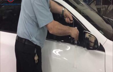 Sử Dụng Thanh Nẹp và Túi Hơi Để Mở Cửa Xe Hơi