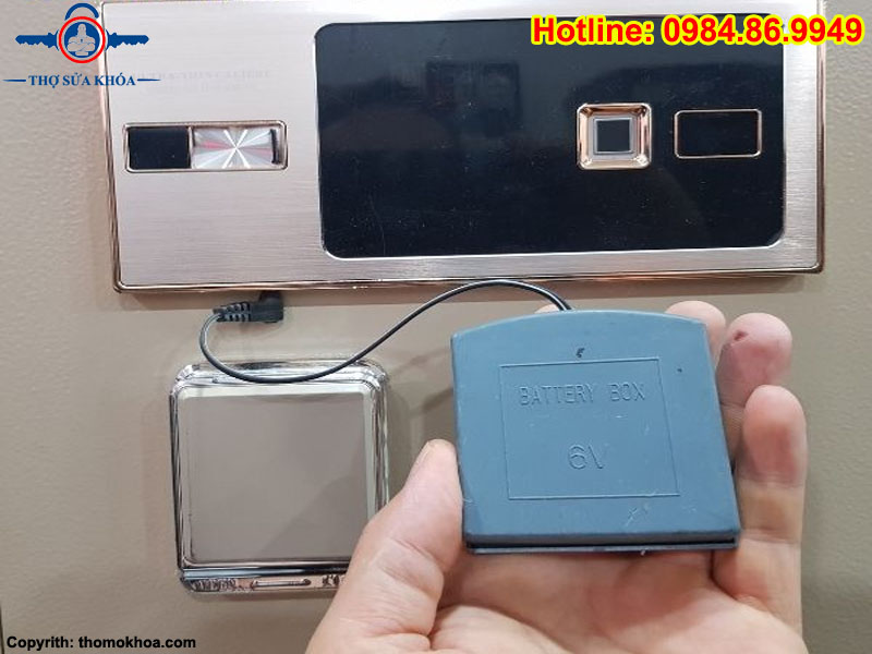 Cách Sử Dụng Hộp Tiếp Pin Ngoài Cho Két Sắt Điện Tử