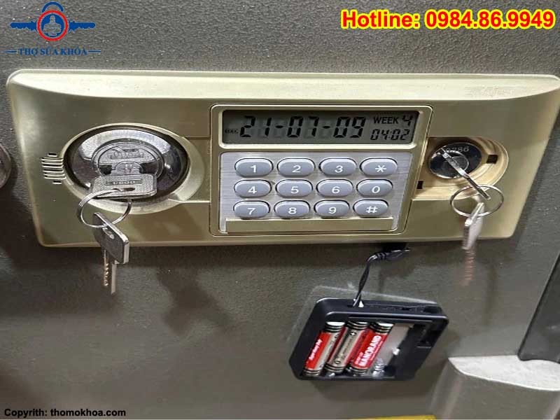 Mở Két Sắt Cơ Bằng Chìa Khóa Khẩn Cấp