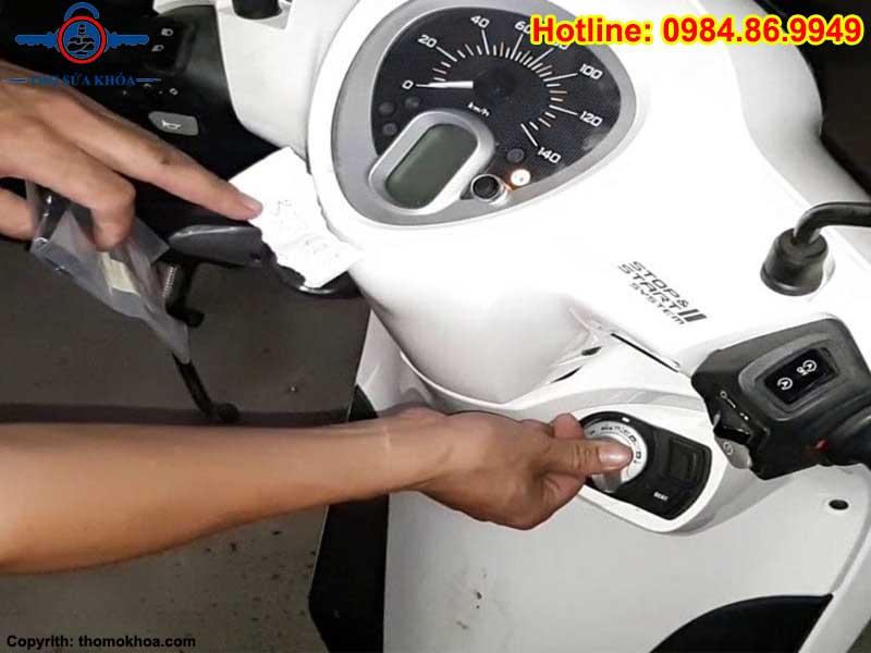 Cách Mở Khóa Cổ Xe Grande Bị Kẹt