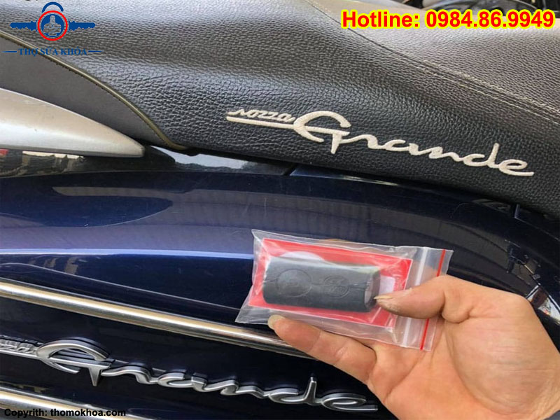 Cách Mở Xe Grande Khi Chìa Khóa Hết Pin