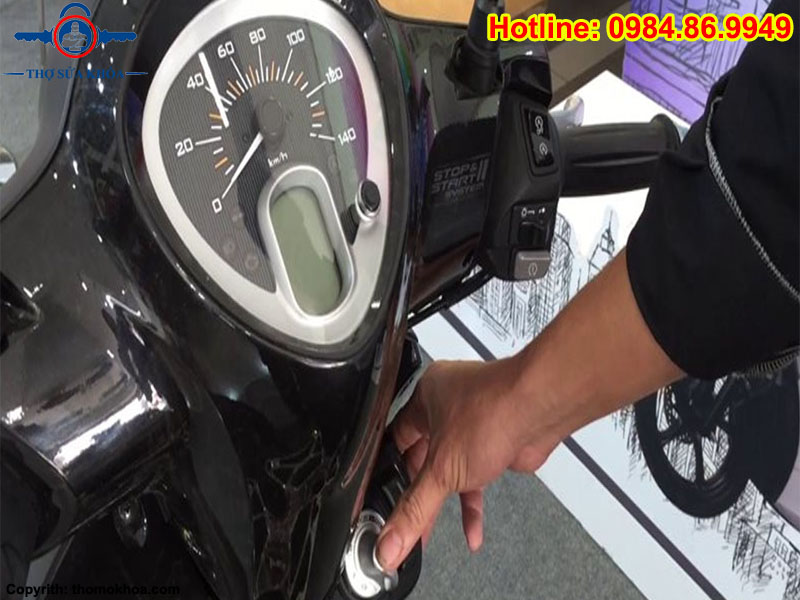 Cách Mở Xe Grande Khi Mất Chìa Khóa