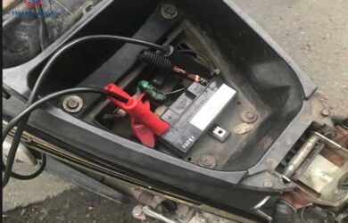 Cách Câu Bình Ắc Quy Xe Máy Khi Hết Điện Giữa Đường