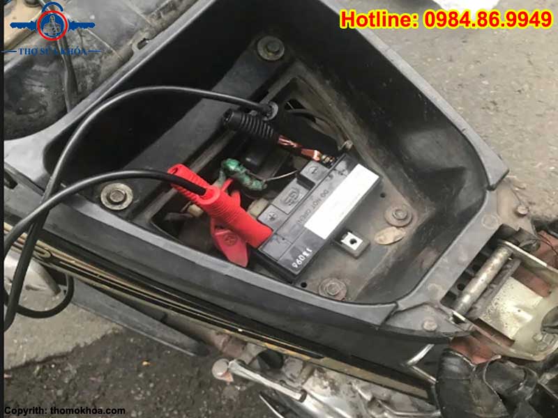 Cách Câu Bình Ắc Quy Xe Máy Khi Hết Điện Giữa Đường