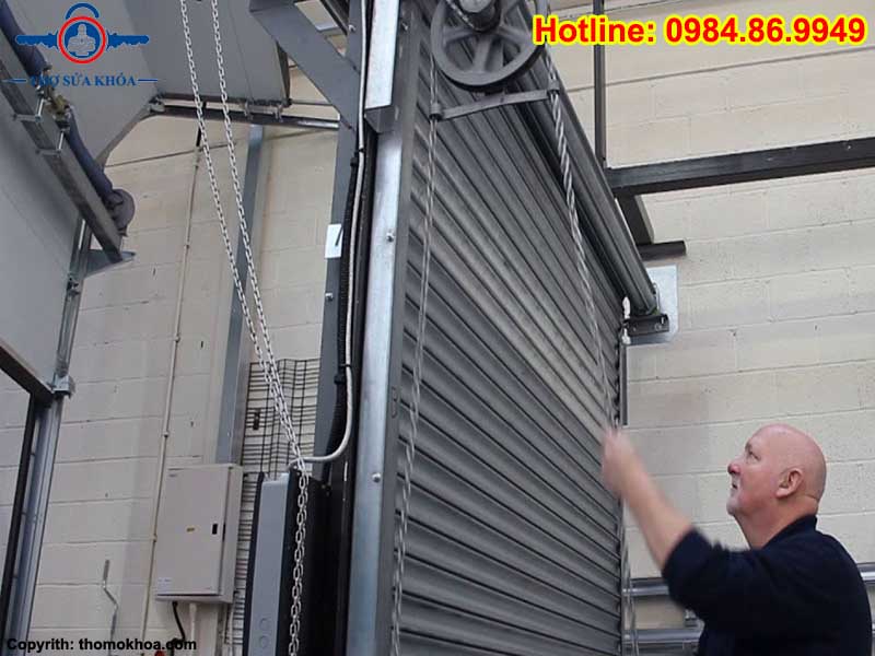 Cách kéo xích cửa cuốn nhẹ nhàng không mất sức
