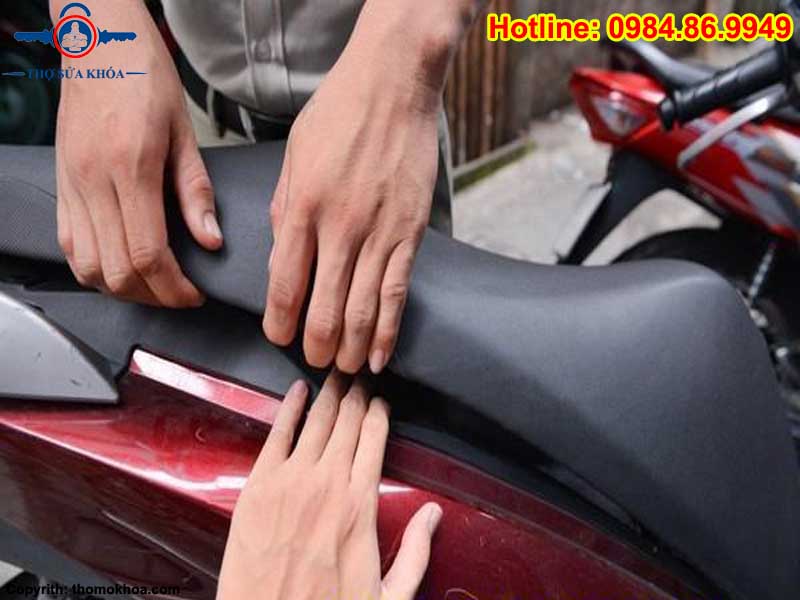 Mở Cốp Xe Máy Khi Quên Chìa Khóa Bên Trong
