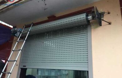 Cách Vệ Sinh Ray Cửa Cuốn Không Gây Tiếng ồn